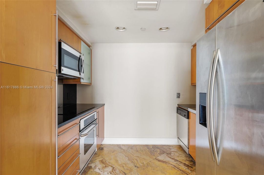 Recently Rented: $3,900 (1 beds, 1 baths, 808 Square Feet)