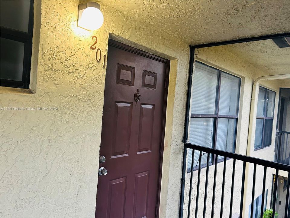 For Sale: $249,000 (2 beds, 2 baths, 760 Square Feet)