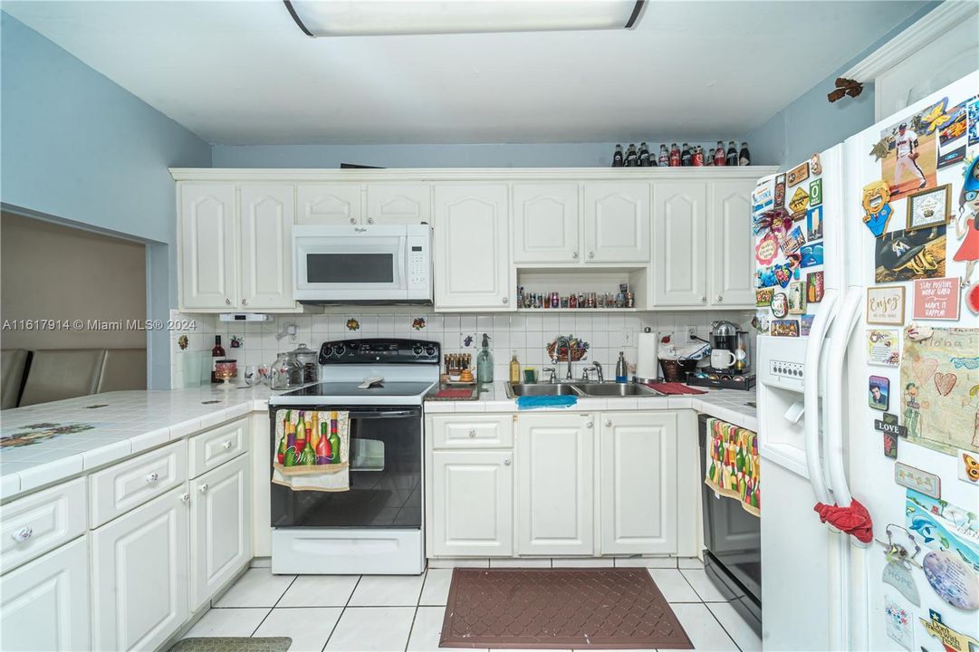 For Sale: $245,000 (2 beds, 2 baths, 905 Square Feet)