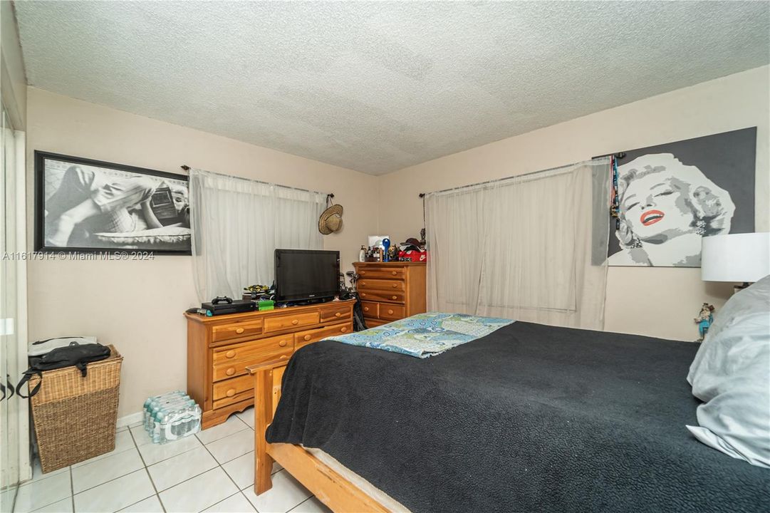 For Sale: $245,000 (2 beds, 2 baths, 905 Square Feet)