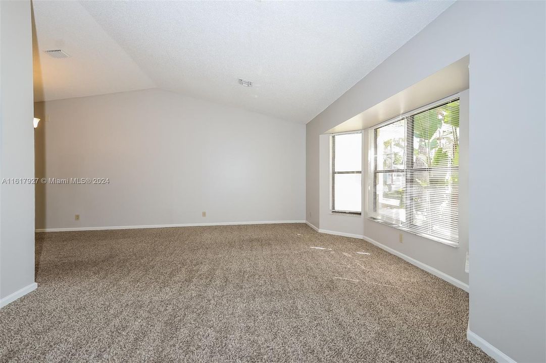 For Rent: $2,755 (3 beds, 2 baths, 1906 Square Feet)