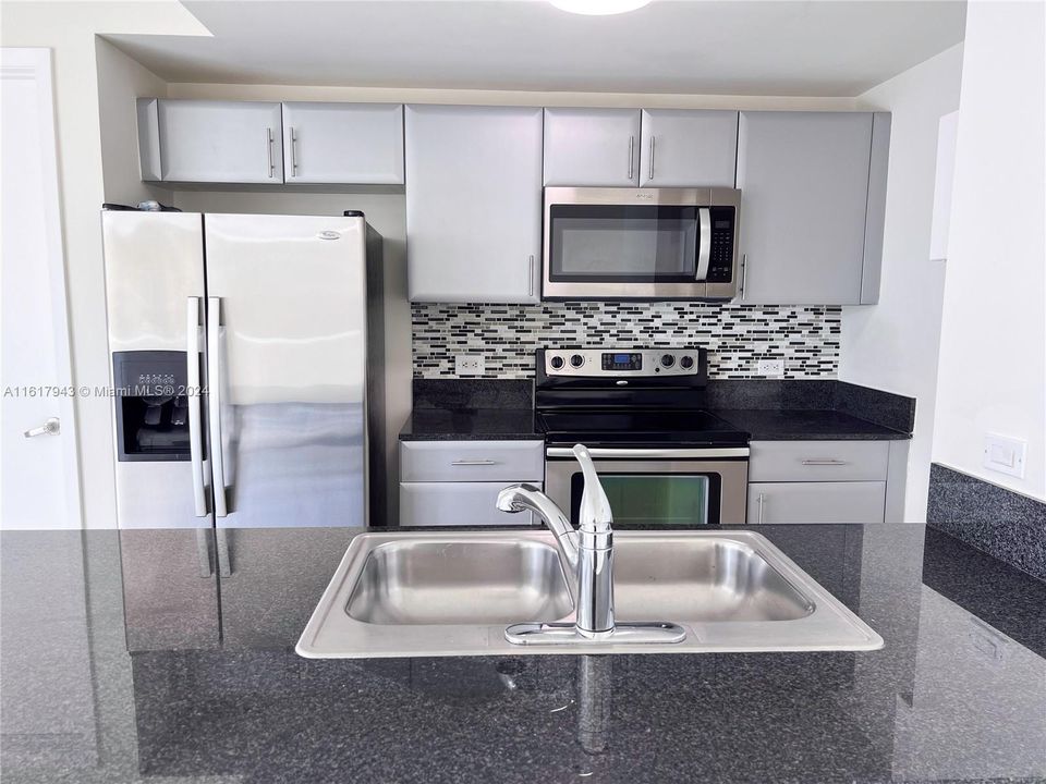 For Rent: $2,900 (2 beds, 2 baths, 935 Square Feet)