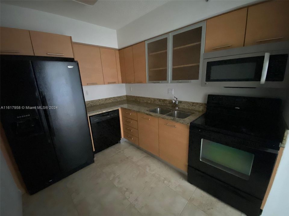 For Sale: $390,000 (2 beds, 2 baths, 1062 Square Feet)