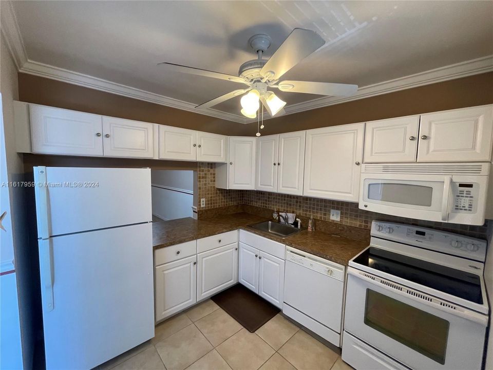 For Sale: $168,000 (2 beds, 2 baths, 990 Square Feet)