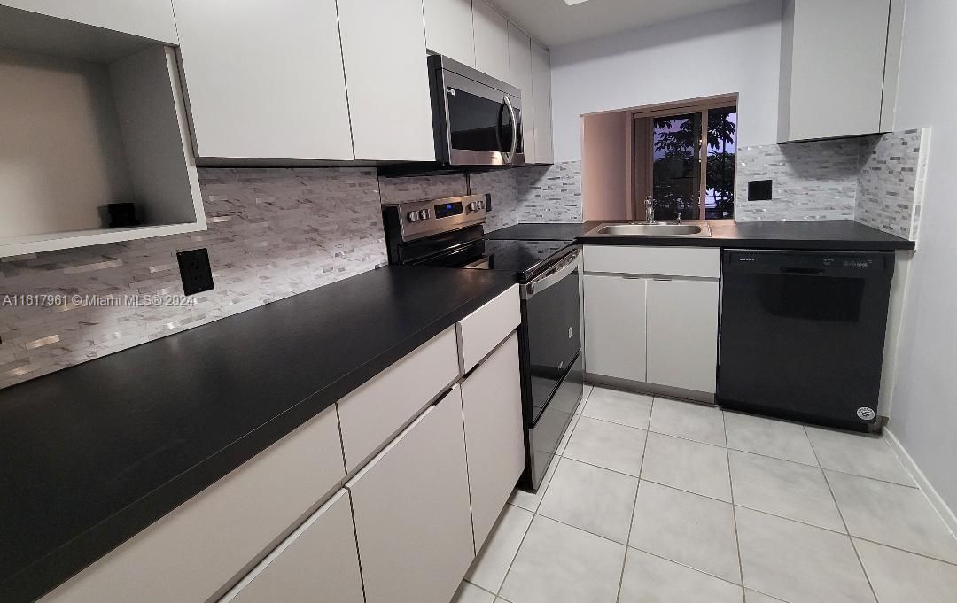 For Sale: $237,777 (2 beds, 2 baths, 975 Square Feet)