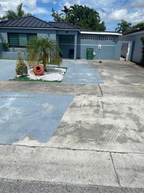 Recently Sold: $580,000 (5 beds, 2 baths, 1669 Square Feet)