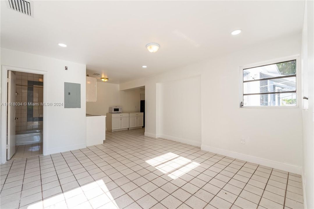 For Rent: $2,300 (2 beds, 1 baths, 2958 Square Feet)