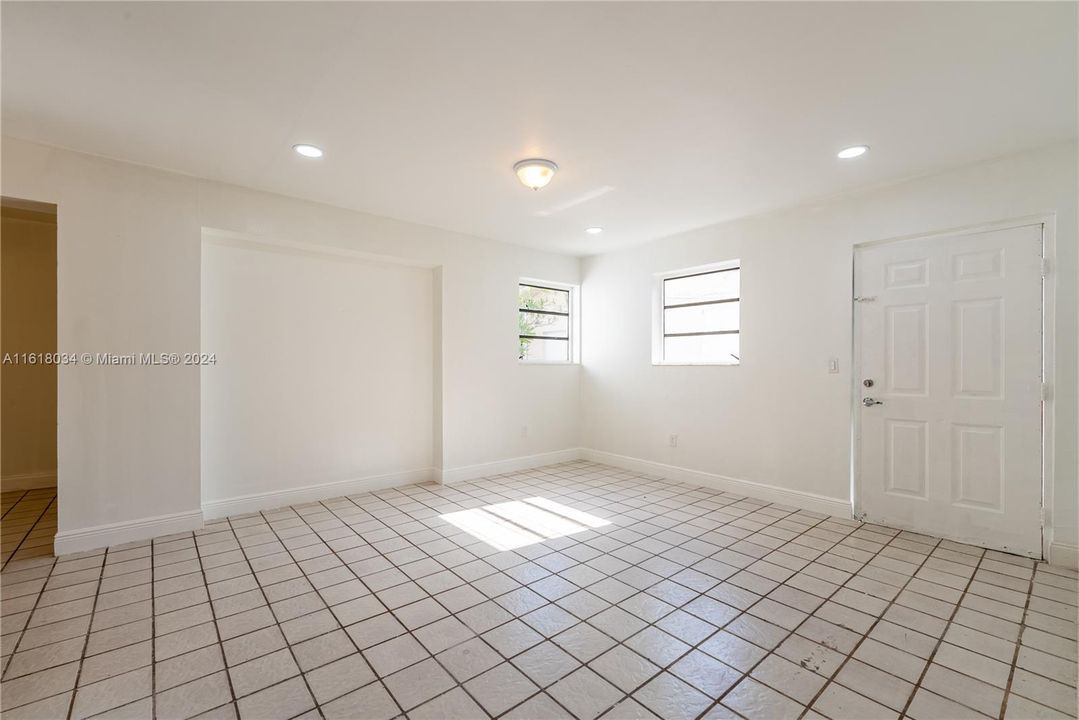 Recently Rented: $2,300 (2 beds, 1 baths, 2958 Square Feet)