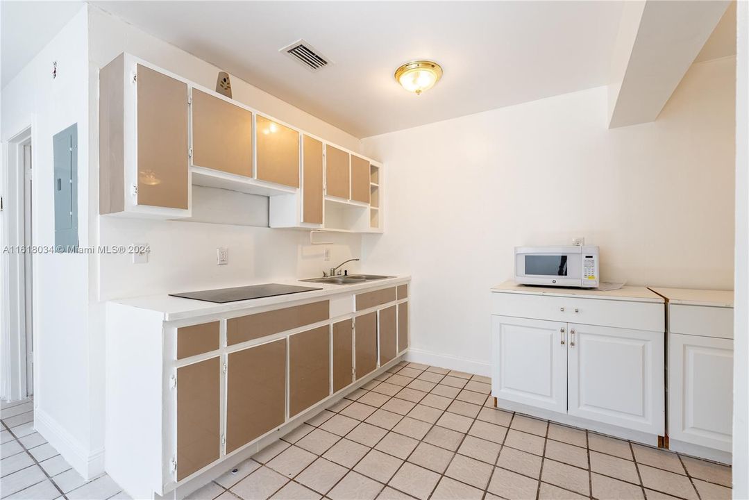 Recently Rented: $2,300 (2 beds, 1 baths, 2958 Square Feet)