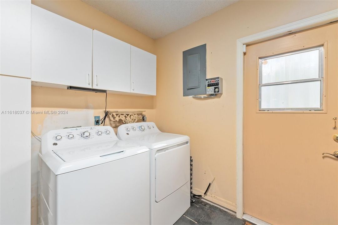 For Sale: $308,000 (2 beds, 2 baths, 900 Square Feet)