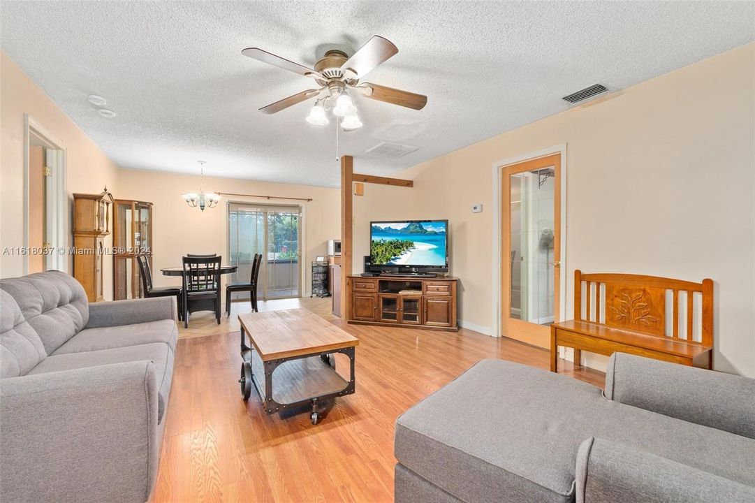 For Sale: $338,800 (2 beds, 2 baths, 900 Square Feet)