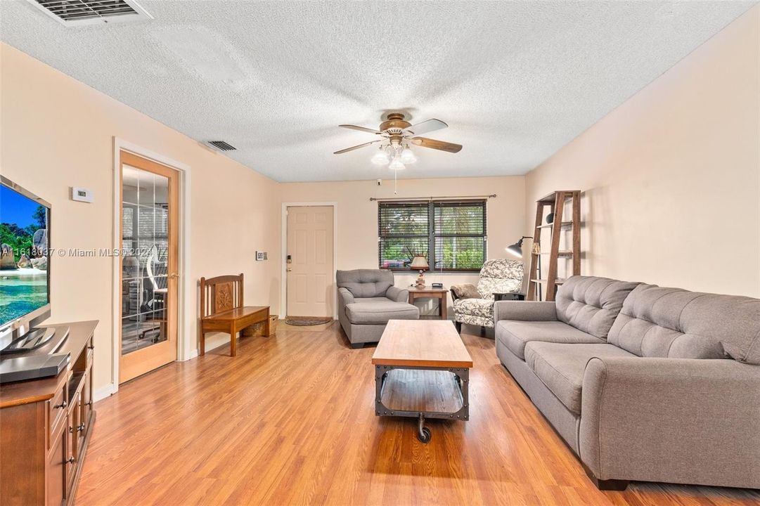 For Sale: $308,000 (2 beds, 2 baths, 900 Square Feet)