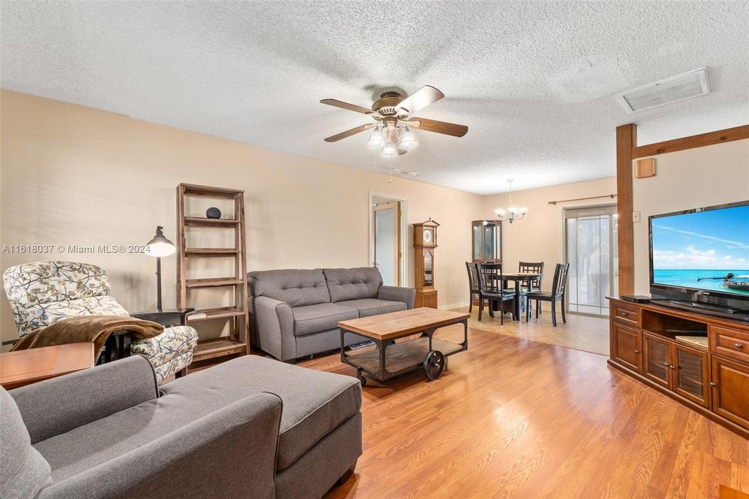 For Sale: $338,800 (2 beds, 2 baths, 900 Square Feet)