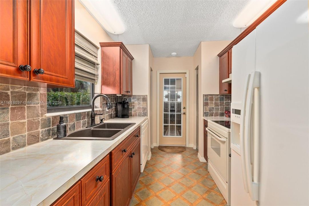 For Sale: $338,800 (2 beds, 2 baths, 900 Square Feet)