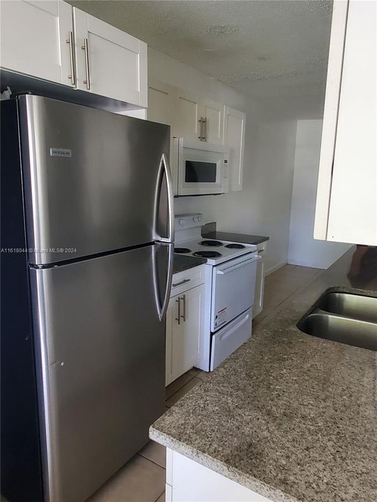 For Sale: $195,000 (1 beds, 1 baths, 658 Square Feet)