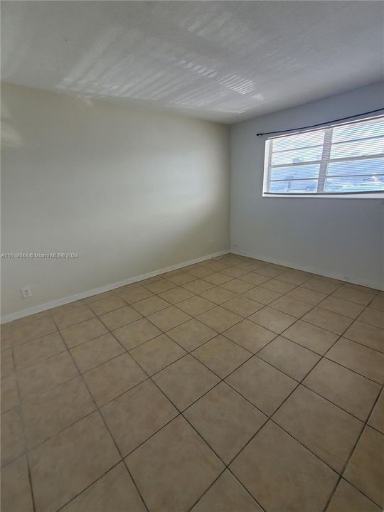 For Sale: $195,000 (1 beds, 1 baths, 658 Square Feet)