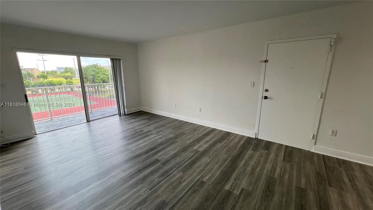 Active With Contract: $1,875 (1 beds, 1 baths, 810 Square Feet)