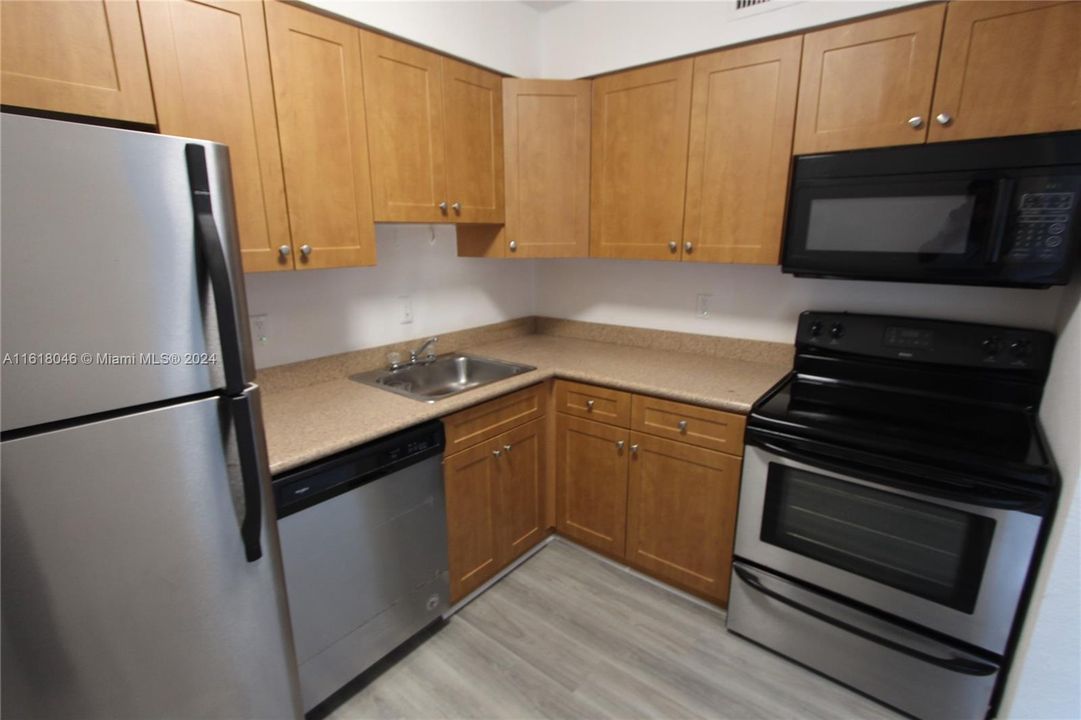 Active With Contract: $1,875 (1 beds, 1 baths, 810 Square Feet)