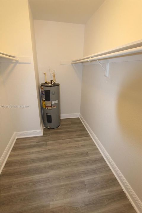 Active With Contract: $1,875 (1 beds, 1 baths, 810 Square Feet)