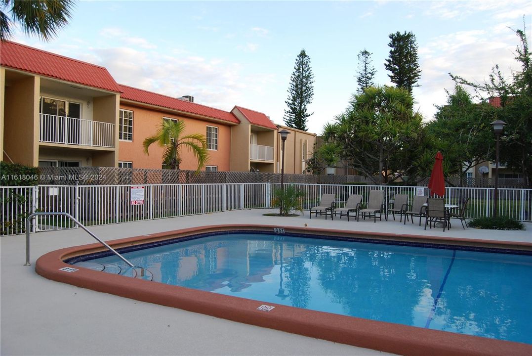 Active With Contract: $1,875 (1 beds, 1 baths, 810 Square Feet)