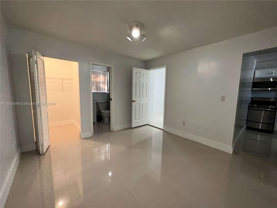 For Rent: $2,400 (2 beds, 1 baths, 3372 Square Feet)