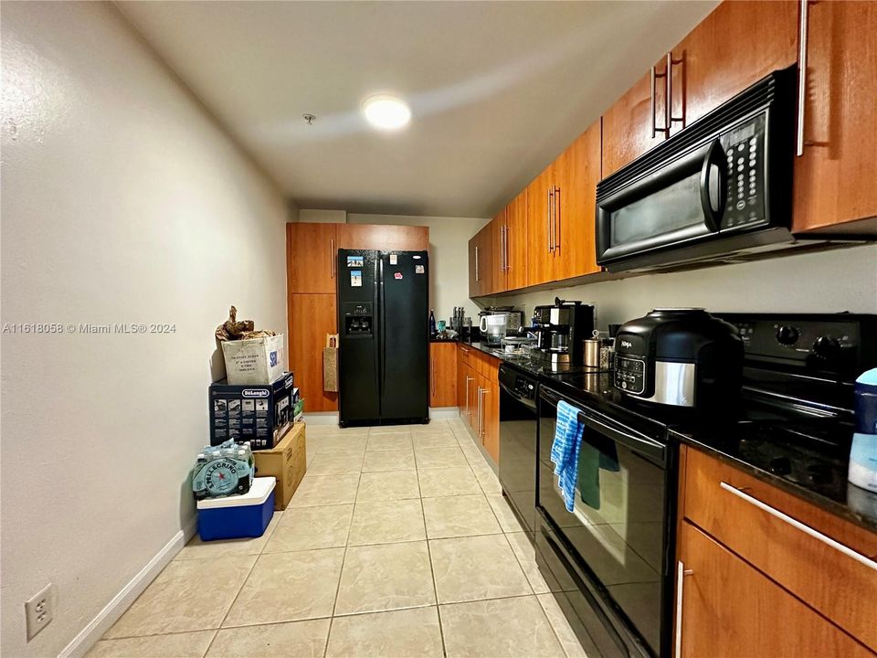 For Rent: $2,500 (1 beds, 1 baths, 906 Square Feet)