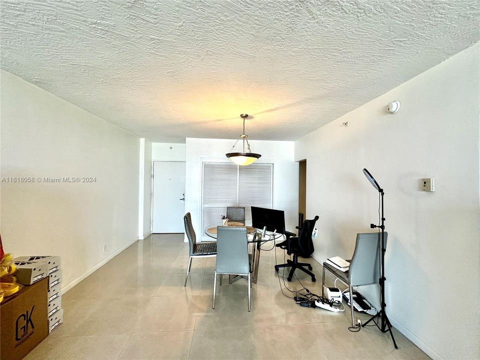 For Rent: $2,500 (1 beds, 1 baths, 906 Square Feet)