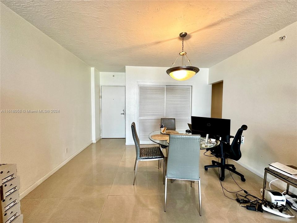 For Rent: $2,500 (1 beds, 1 baths, 906 Square Feet)