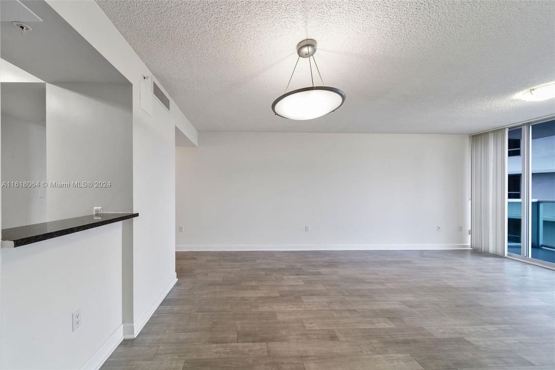 For Rent: $3,782 (1 beds, 1 baths, 865 Square Feet)