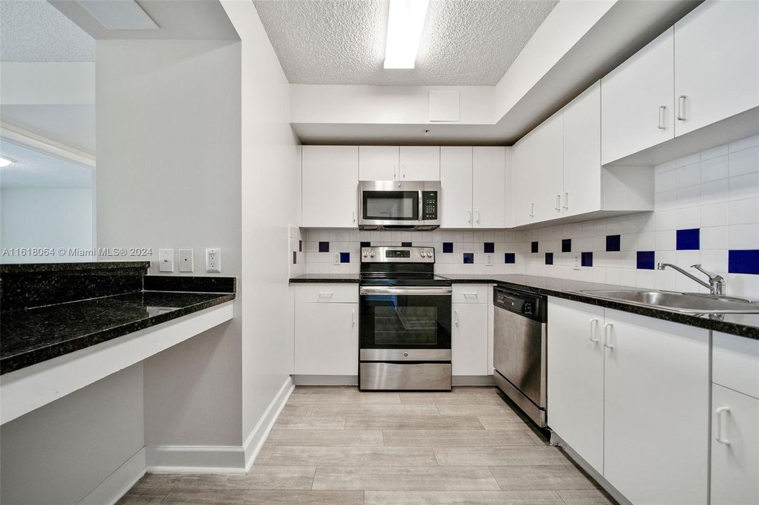 For Rent: $3,782 (1 beds, 1 baths, 865 Square Feet)