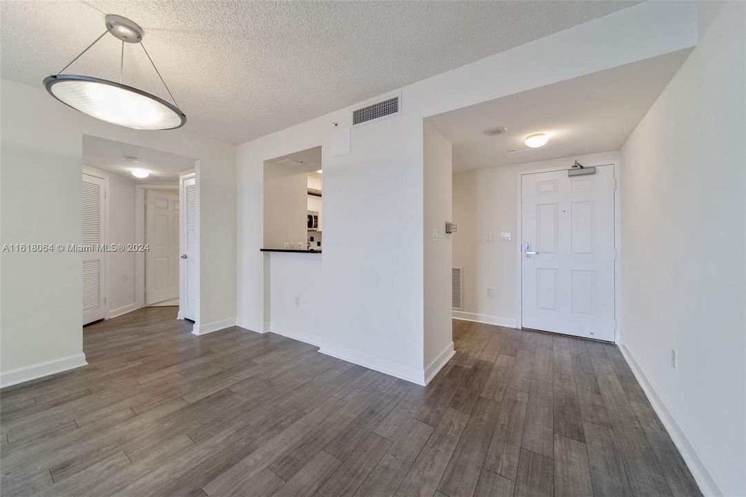 For Rent: $3,782 (1 beds, 1 baths, 865 Square Feet)