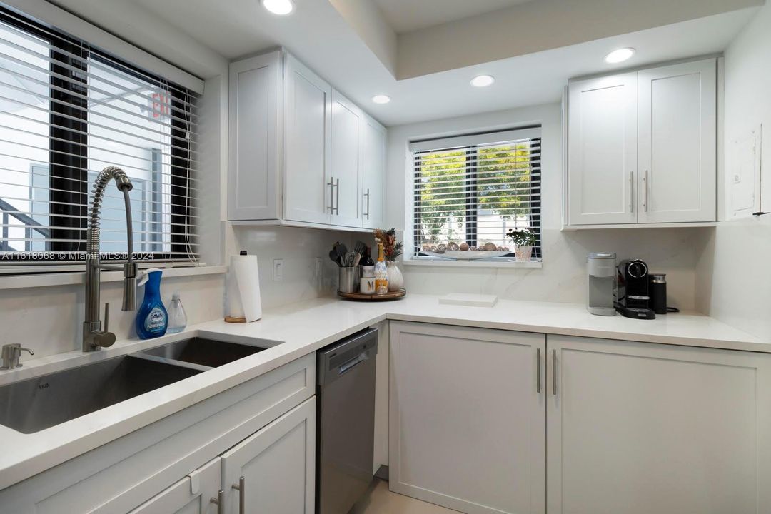 For Sale: $439,000 (2 beds, 1 baths, 703 Square Feet)