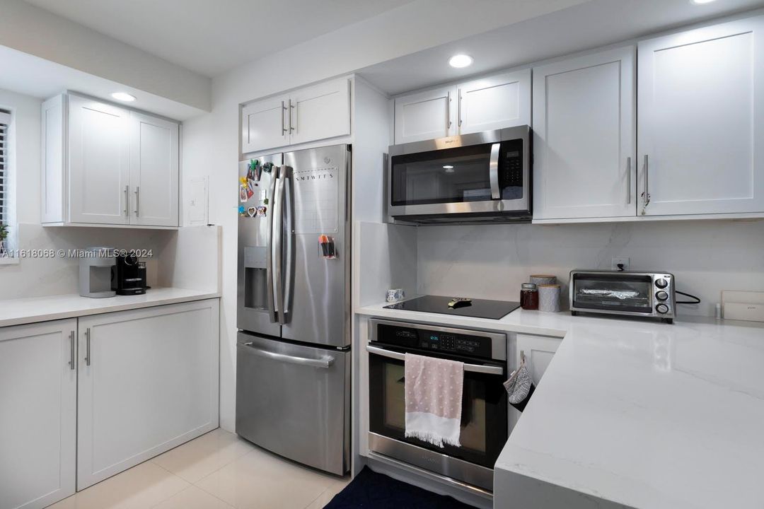 For Sale: $439,000 (2 beds, 1 baths, 703 Square Feet)