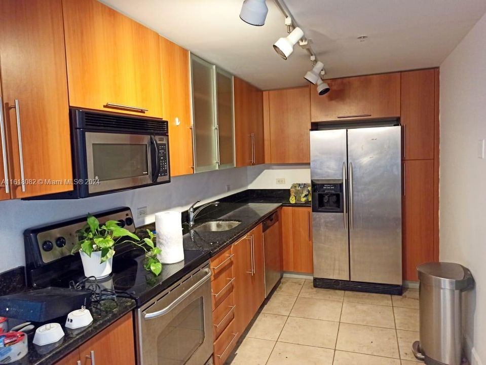 For Rent: $2,190 (1 beds, 1 baths, 825 Square Feet)