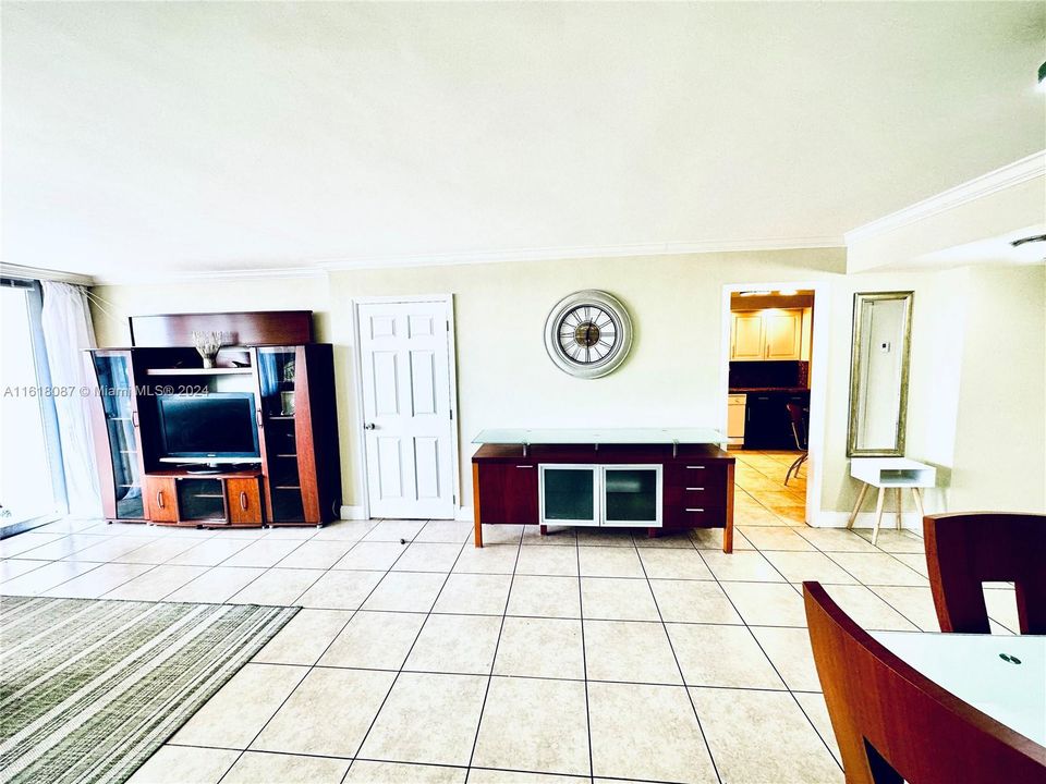 For Rent: $2,600 (2 beds, 2 baths, 1087 Square Feet)