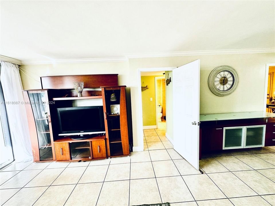 For Rent: $2,600 (2 beds, 2 baths, 1087 Square Feet)