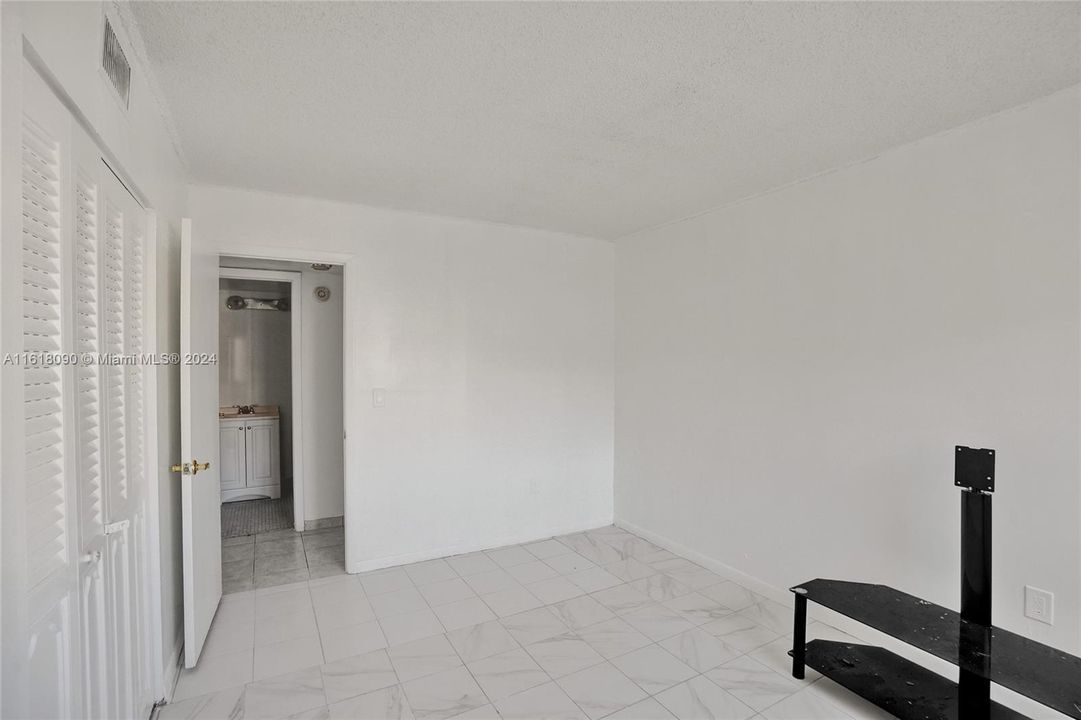 For Sale: $120,000 (2 beds, 2 baths, 975 Square Feet)