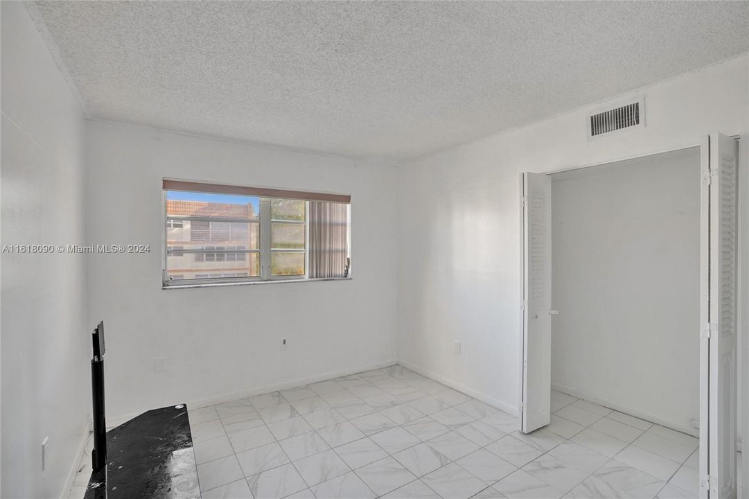 For Sale: $120,000 (2 beds, 2 baths, 975 Square Feet)