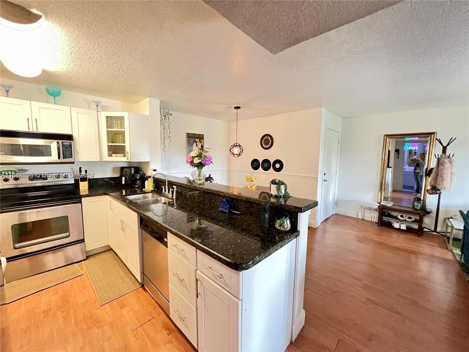 For Rent: $1,800 (1 beds, 1 baths, 813 Square Feet)
