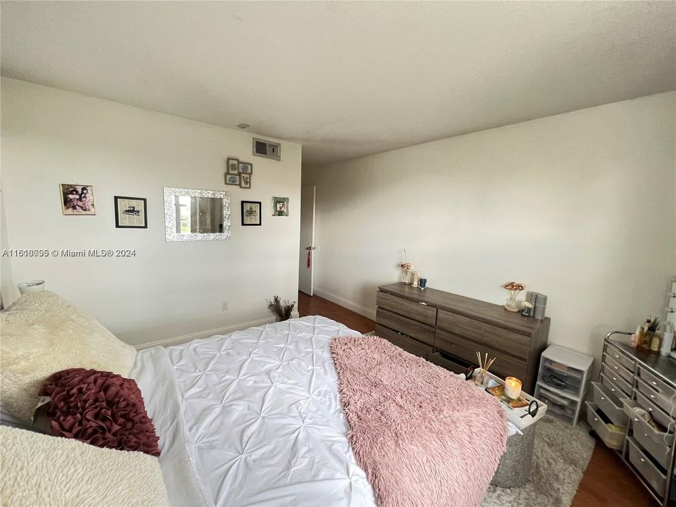 For Rent: $1,800 (1 beds, 1 baths, 813 Square Feet)