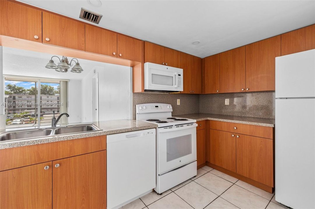 Active With Contract: $2,700 (3 beds, 2 baths, 1328 Square Feet)