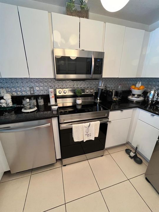 For Rent: $2,900 (2 beds, 2 baths, 1121 Square Feet)
