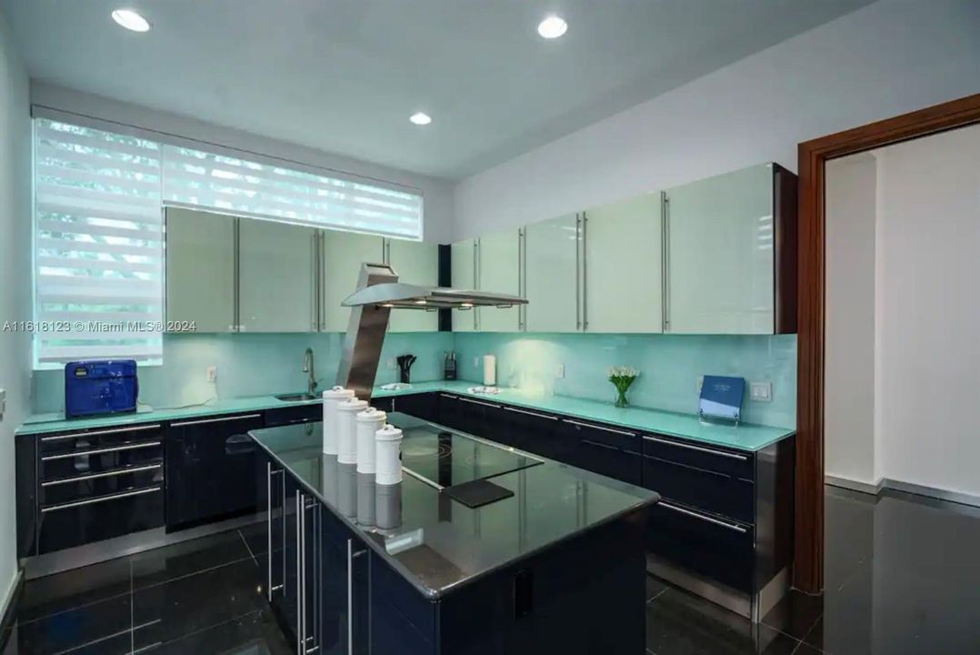 En Venta: $2,149,000 (7 camas, 4 baños, 4355 Pies cuadrados)