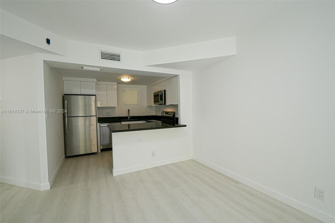 For Rent: $2,250 (1 beds, 1 baths, 710 Square Feet)