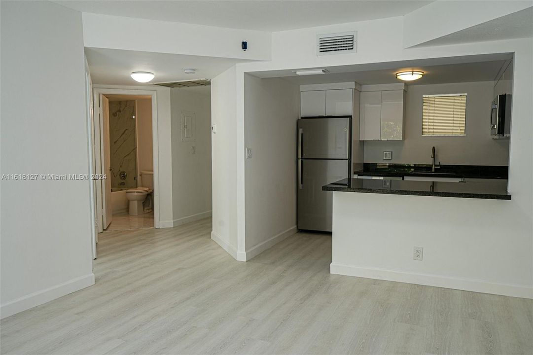 For Rent: $2,250 (1 beds, 1 baths, 710 Square Feet)