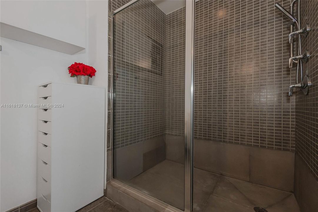 待售: $990,000 (2 贝兹, 2 浴室, 1181 平方英尺)