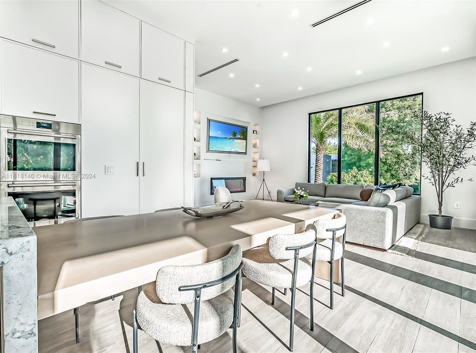 Recently Sold: $4,585,000 (6 beds, 6 baths, 3808 Square Feet)