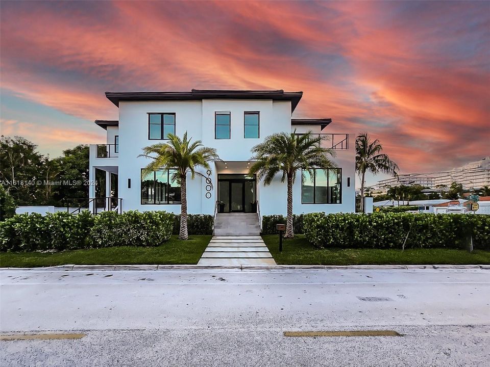 Recently Sold: $4,585,000 (6 beds, 6 baths, 3808 Square Feet)