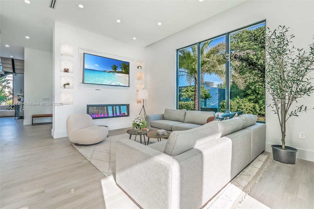 Recently Sold: $4,585,000 (6 beds, 6 baths, 3808 Square Feet)