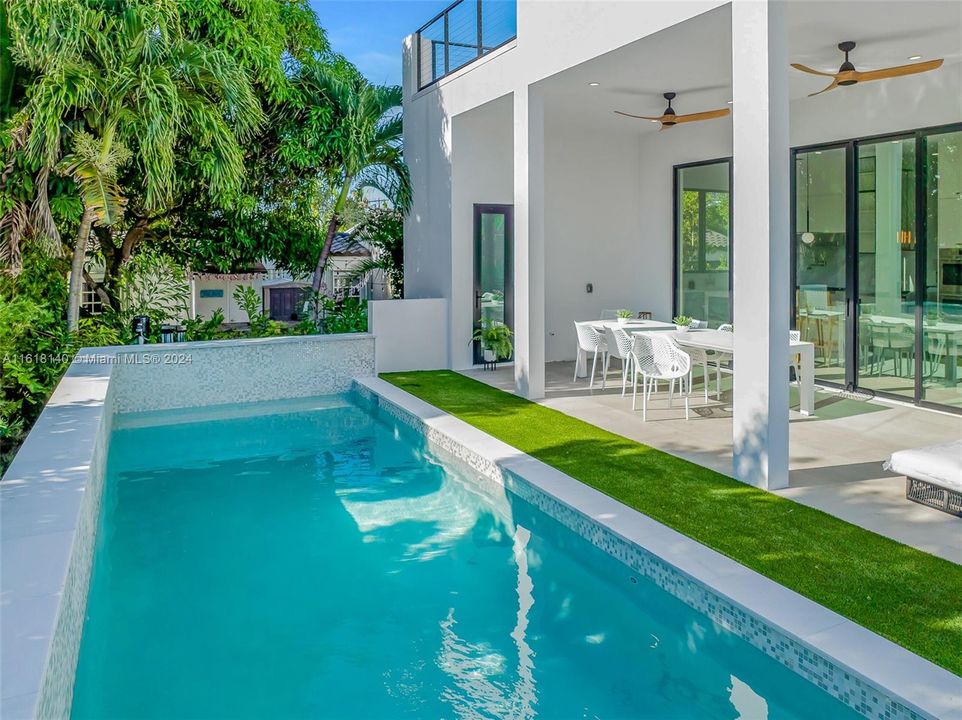 Vendido Recientemente: $4,585,000 (6 camas, 6 baños, 3808 Pies cuadrados)